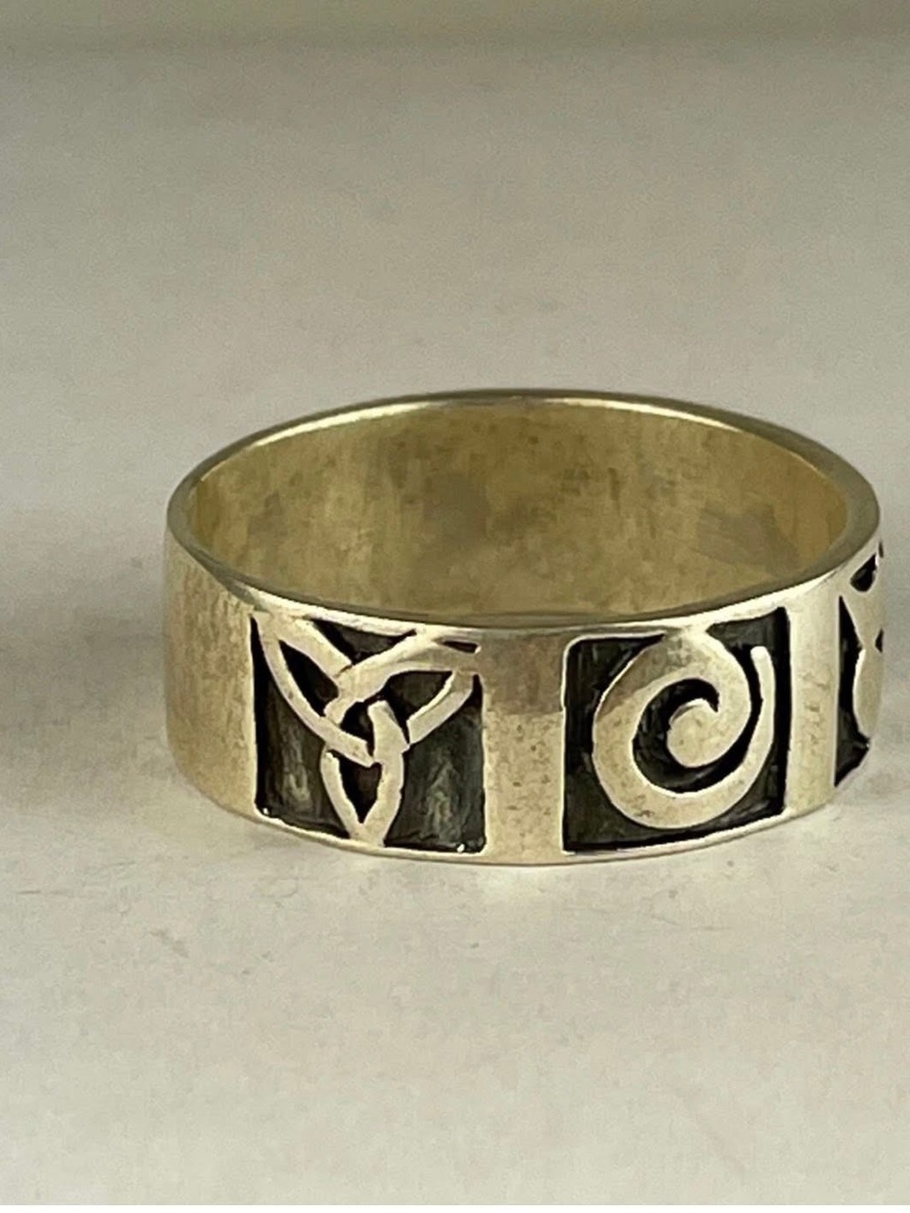 Sterling silver Celtic Claddagh Shamrock Irish Ireland band.